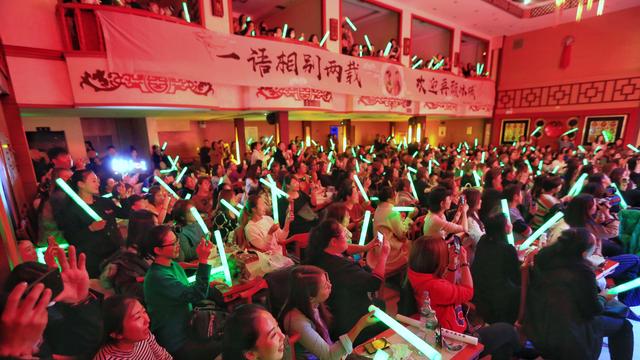 張?jiān)评籽莩霈F(xiàn)場(chǎng)粉絲揮舞熒光棒